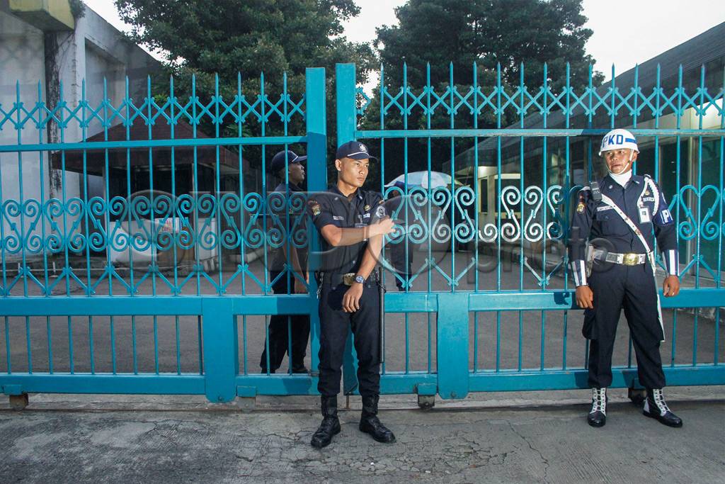 Polisi Geledah Perum...