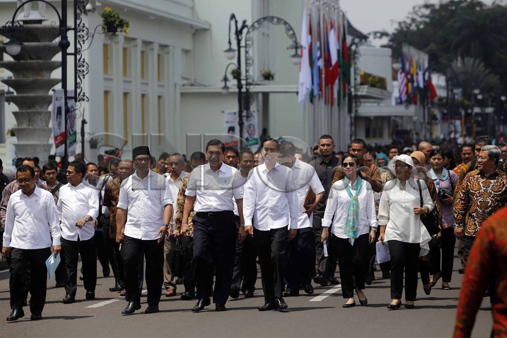Presiden Jokowi Tinjau...