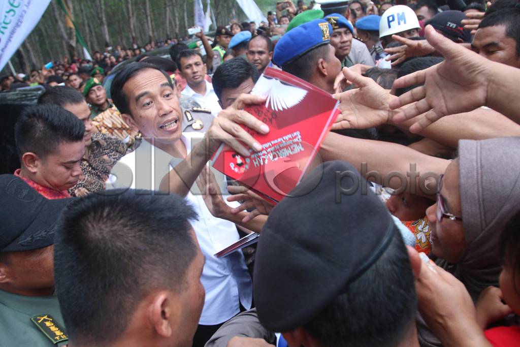 Presiden Jokowi Bagikan...