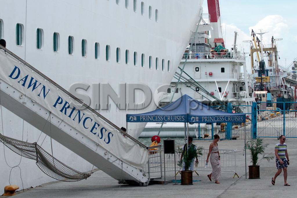 Kapal Pesiar Dawn Princess...