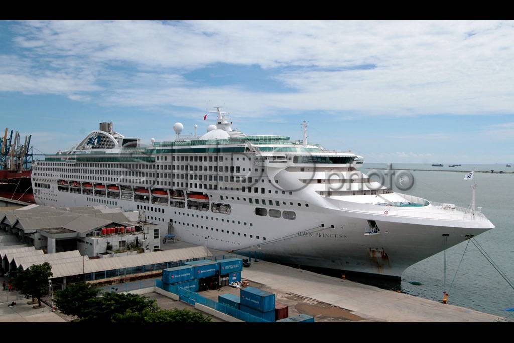 Kapal Pesiar Dawn Princess...