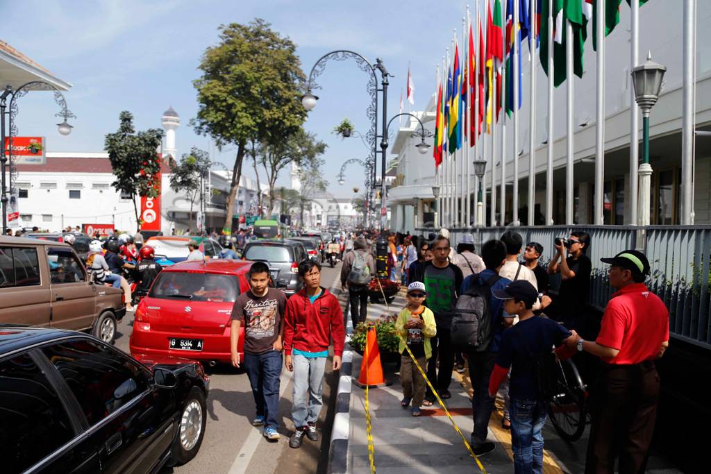 Jelang KAA, Warga Padati...