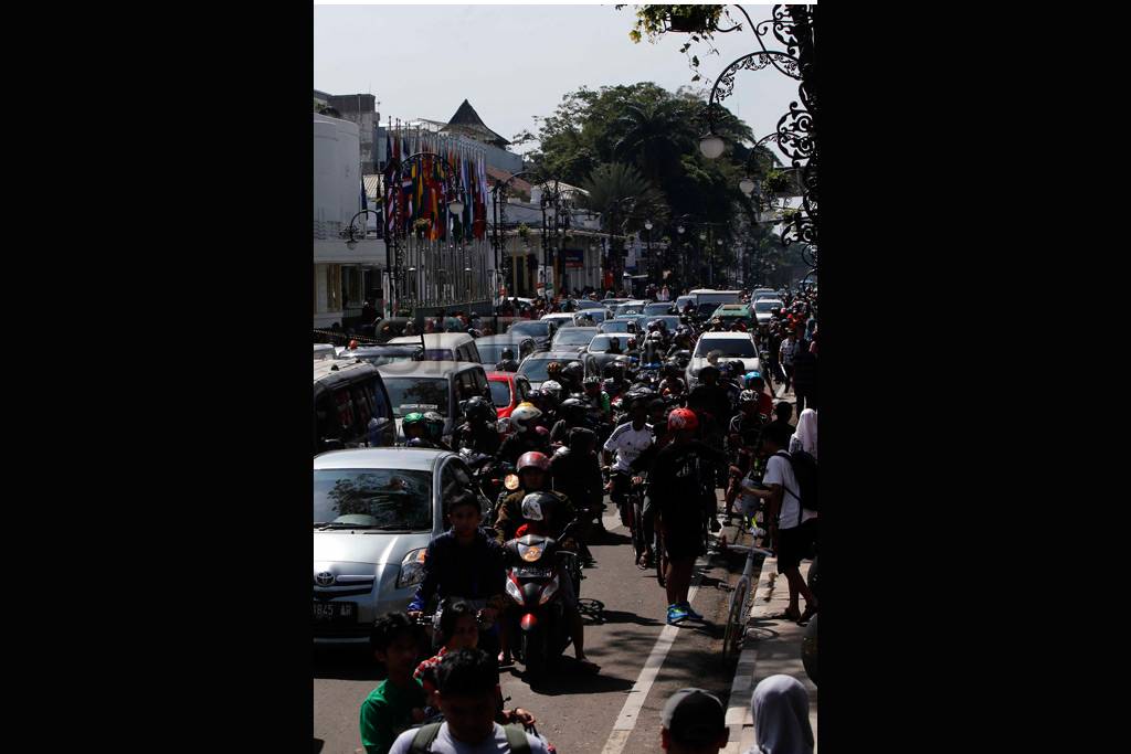 Jelang KAA, Warga Padati...