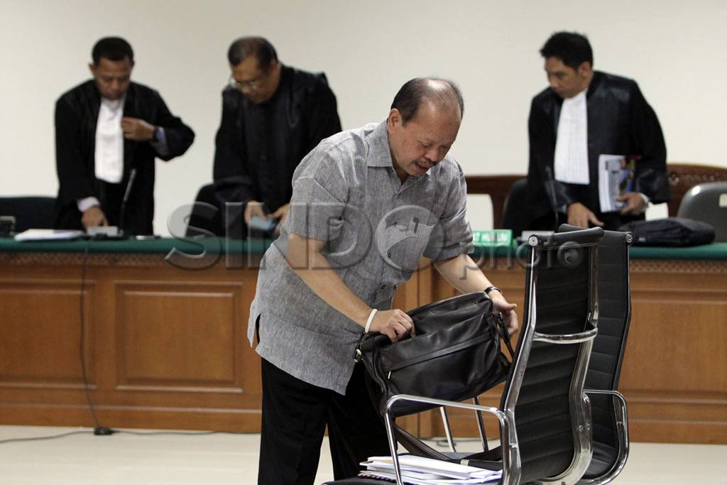 Sutan Bhatoegana Ajukan...