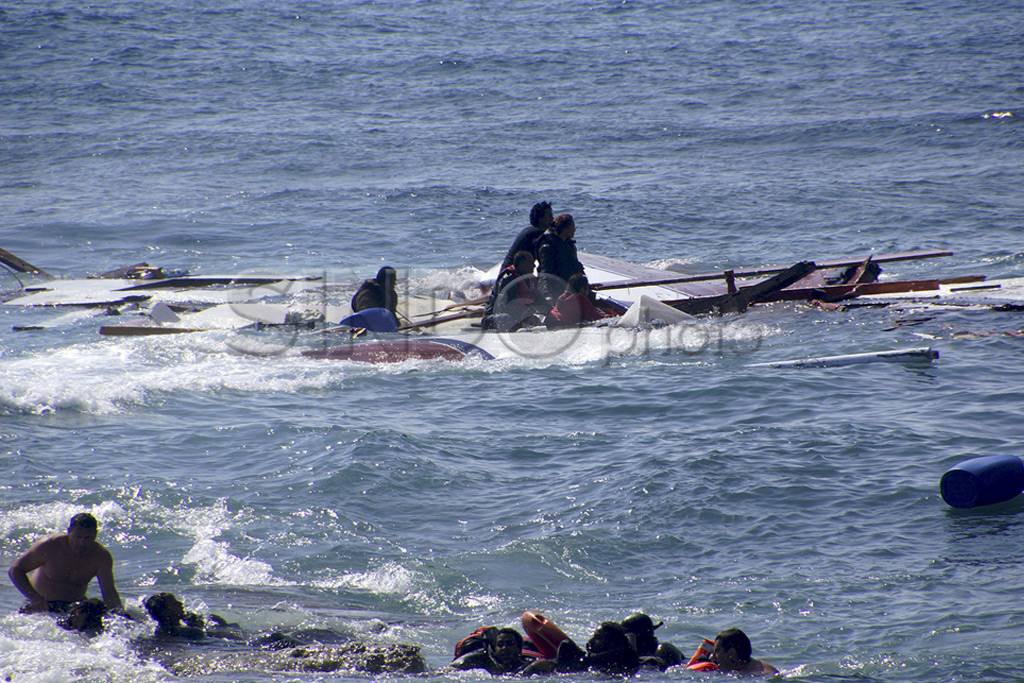 Kapal Kayu Imigran Terdampar...