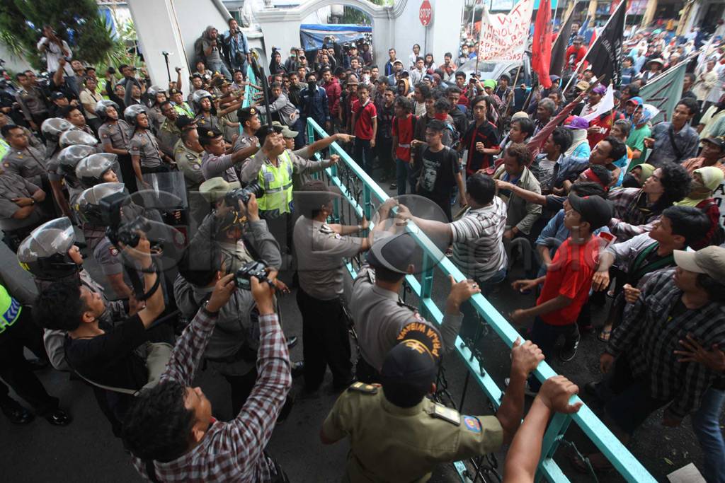 Ratusan Warga Kulon...