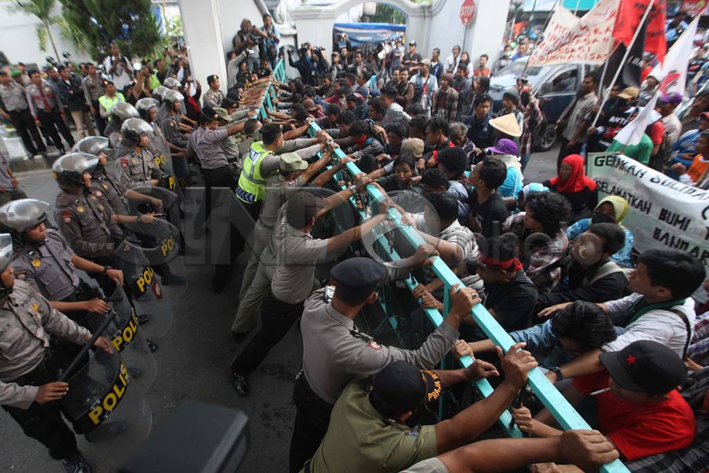 Ratusan Warga Kulon...