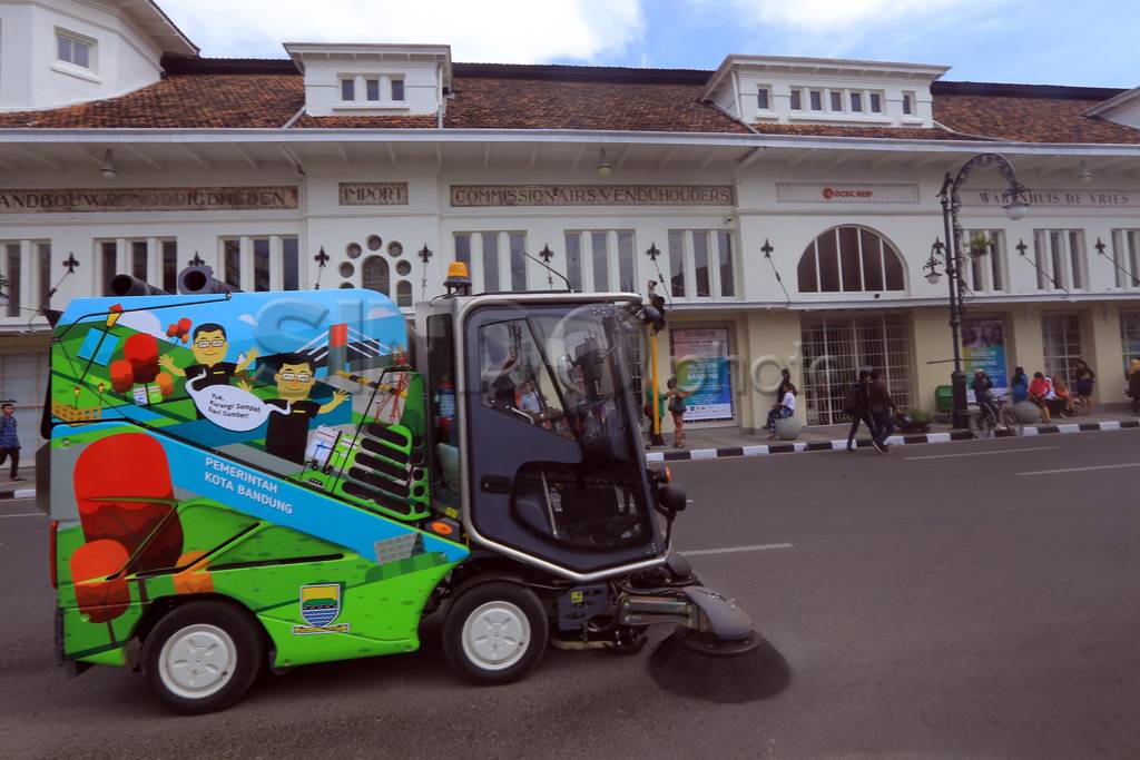 Mobil Penyapu Jalan...