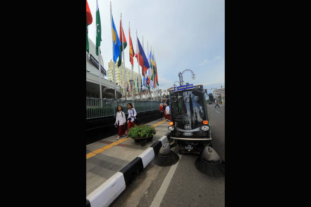Mobil Penyapu Jalan...
