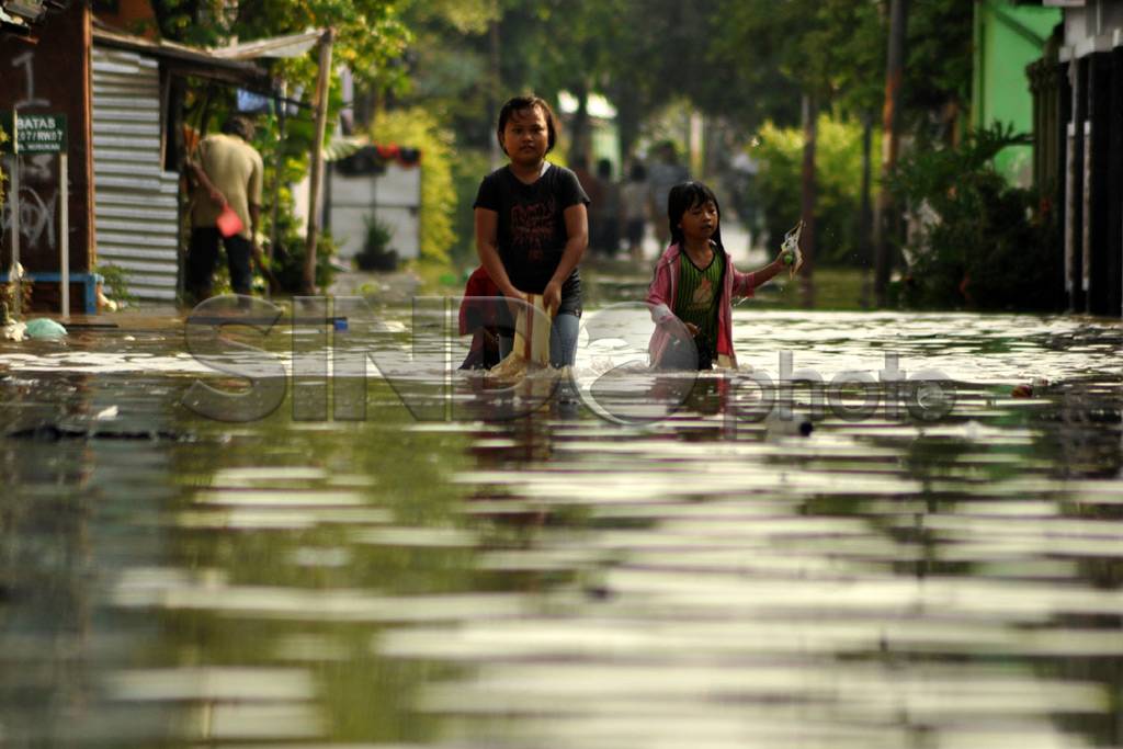 Sungai Komplang Meluap,...
