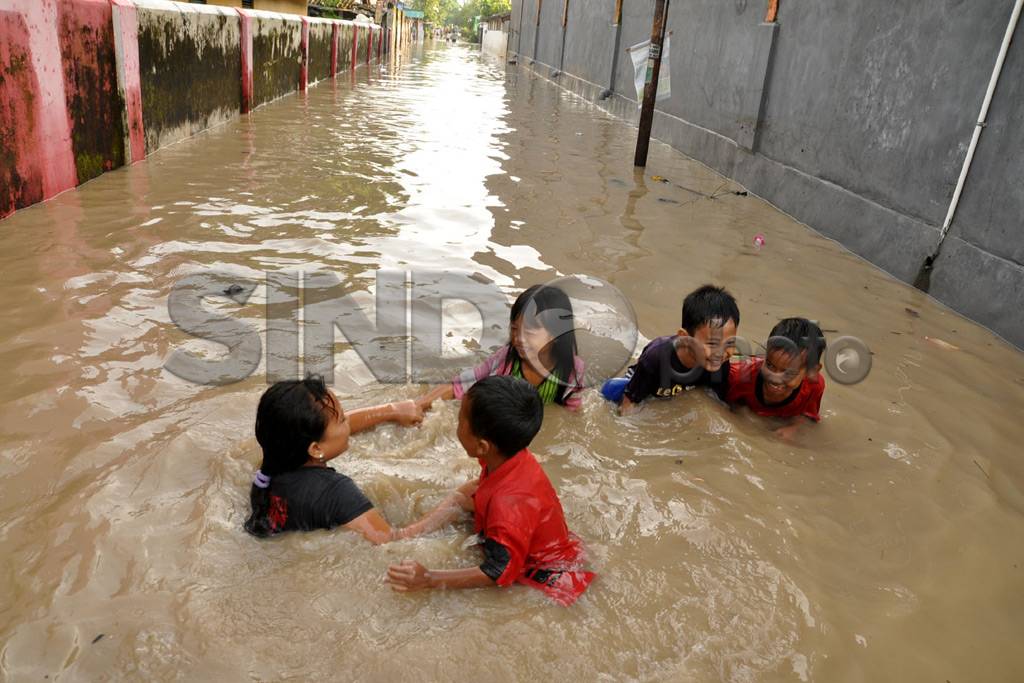 Sungai Komplang Meluap,...