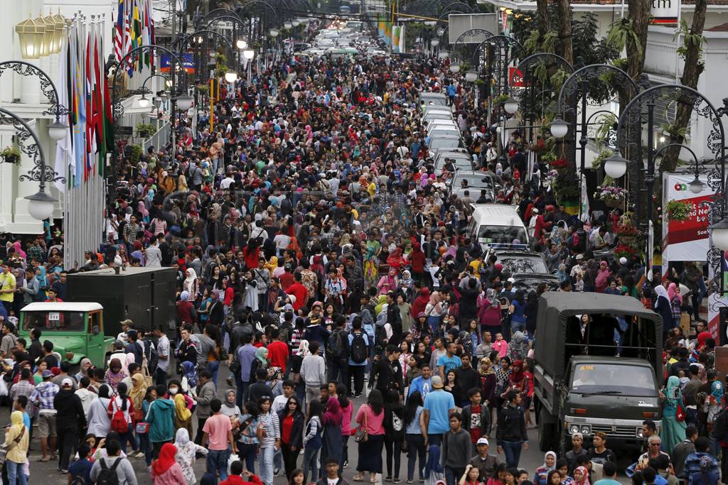 Warga Bandung Antusias...