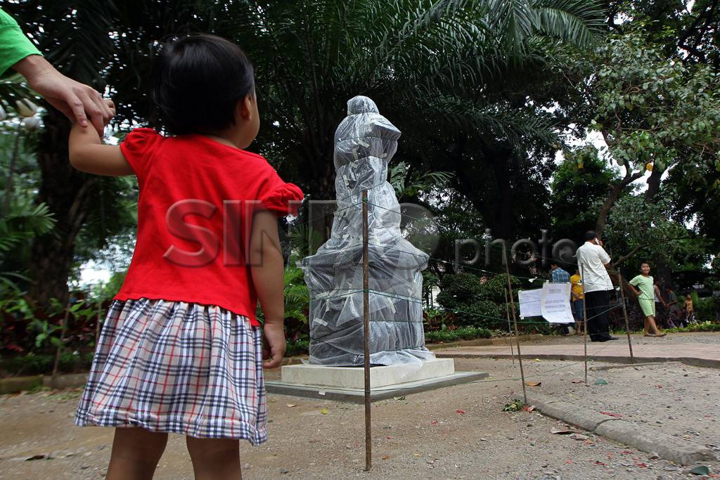 Patung Gus Dur Berdiri...