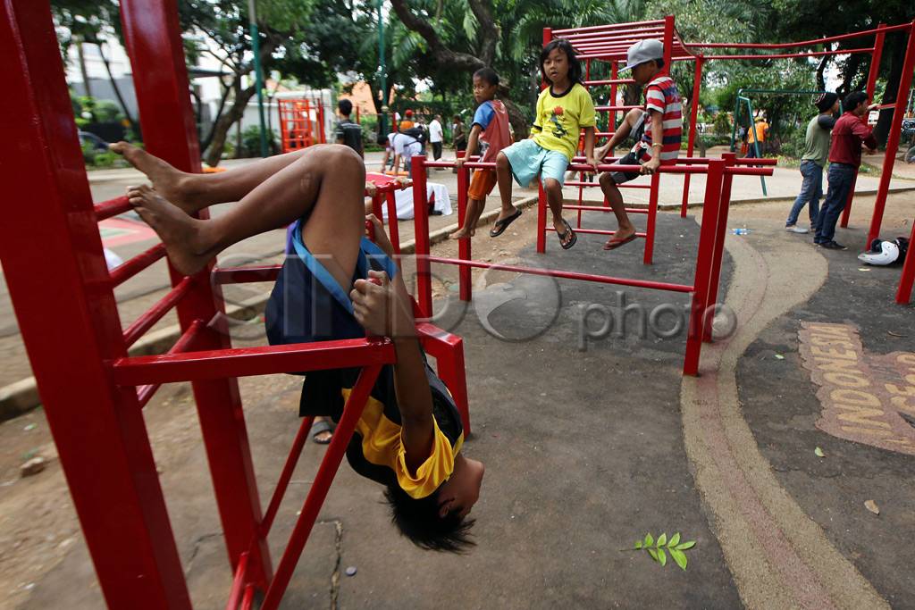 Patung Gus Dur Berdiri...