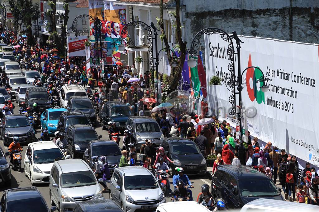 Ribuan Warga Padati...