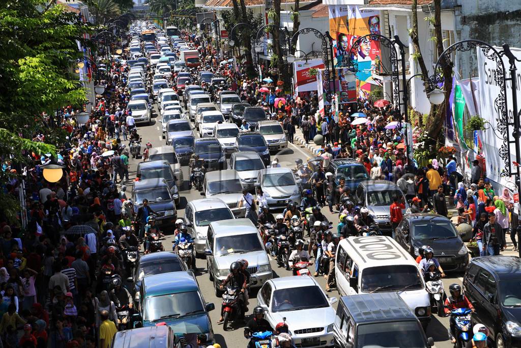Ribuan Warga Padati...