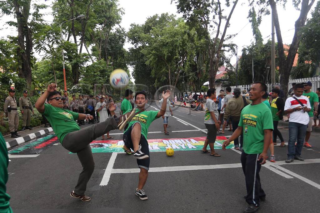 Protes Penghentian Kompetisi,...