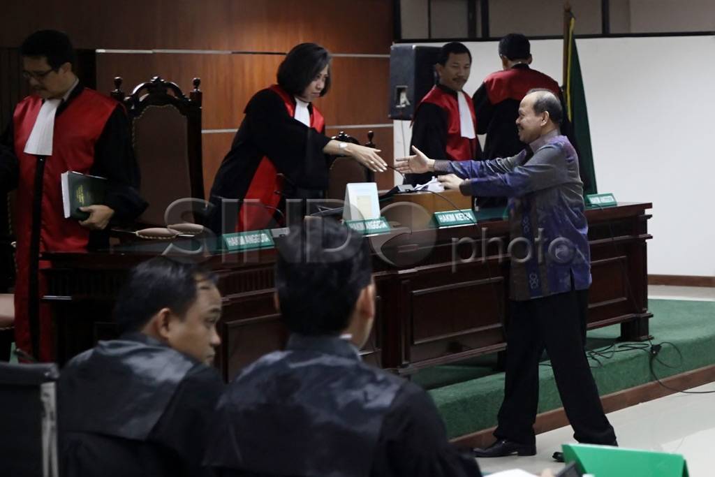 Sutan Bhatoegana Tarik...