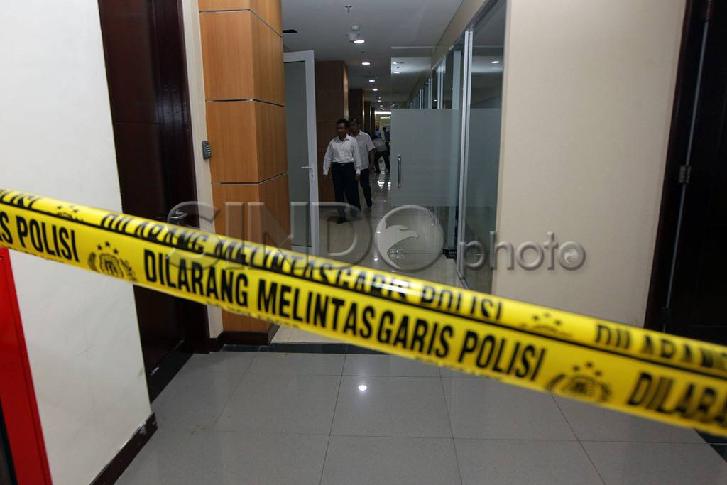 Polisi Geledah Ruang...
