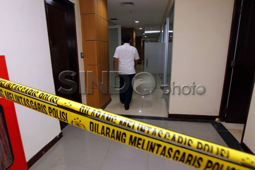 Polisi Geledah Ruang...
