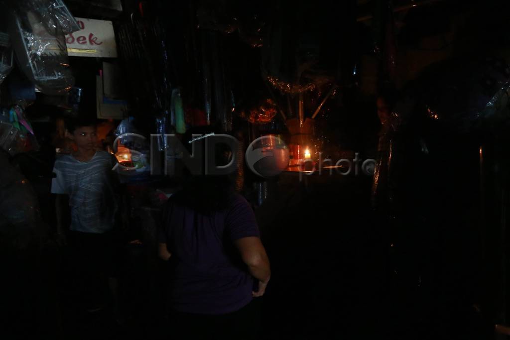 Listrik Padam di Pasar...