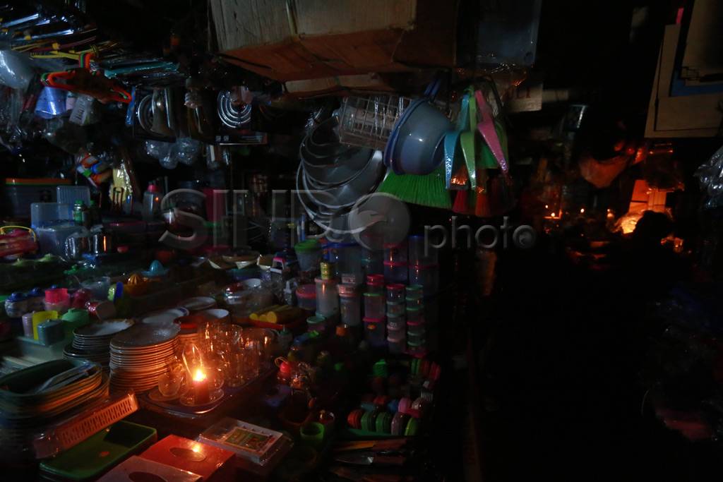 Listrik Padam di Pasar...