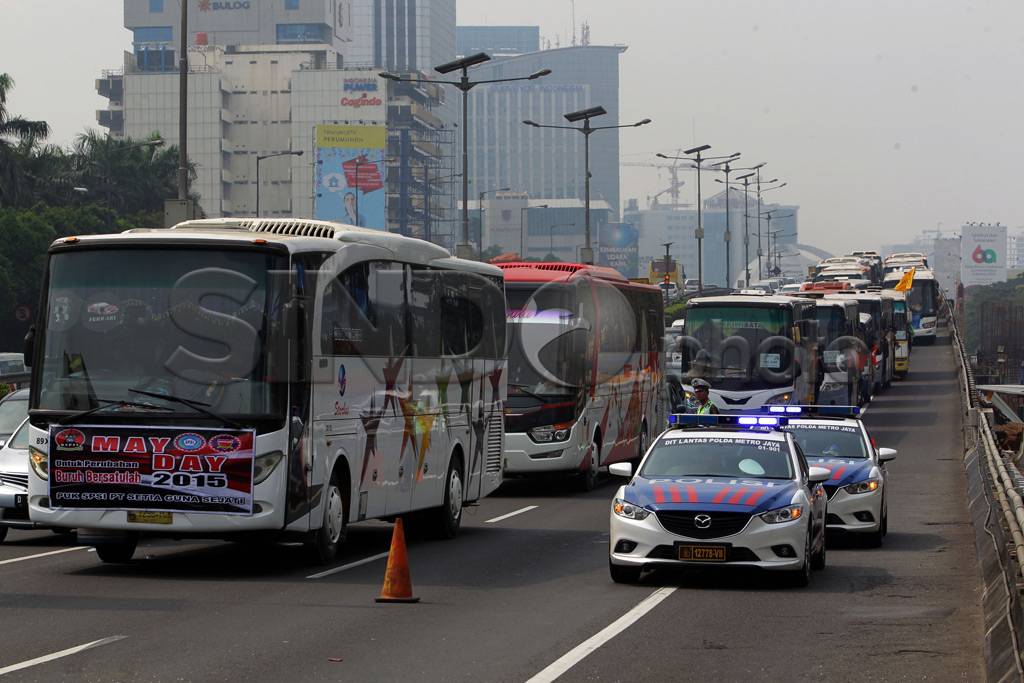 Bus Pembawa Buruh Tabrakan...