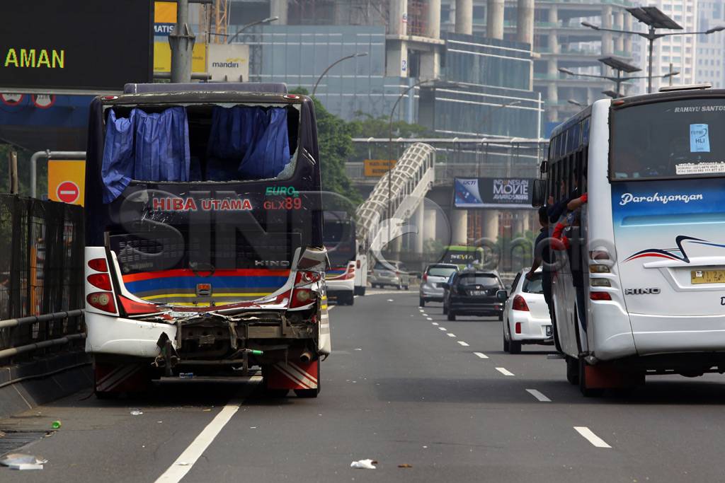 Bus Pembawa Buruh Tabrakan...