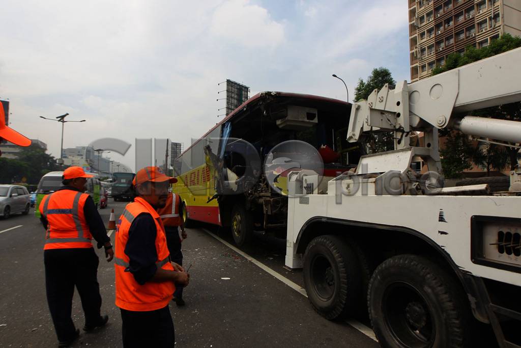 Bus Pembawa Buruh Tabrakan...