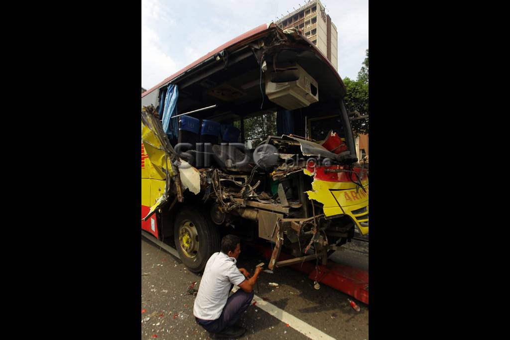 Bus Pembawa Buruh Tabrakan...