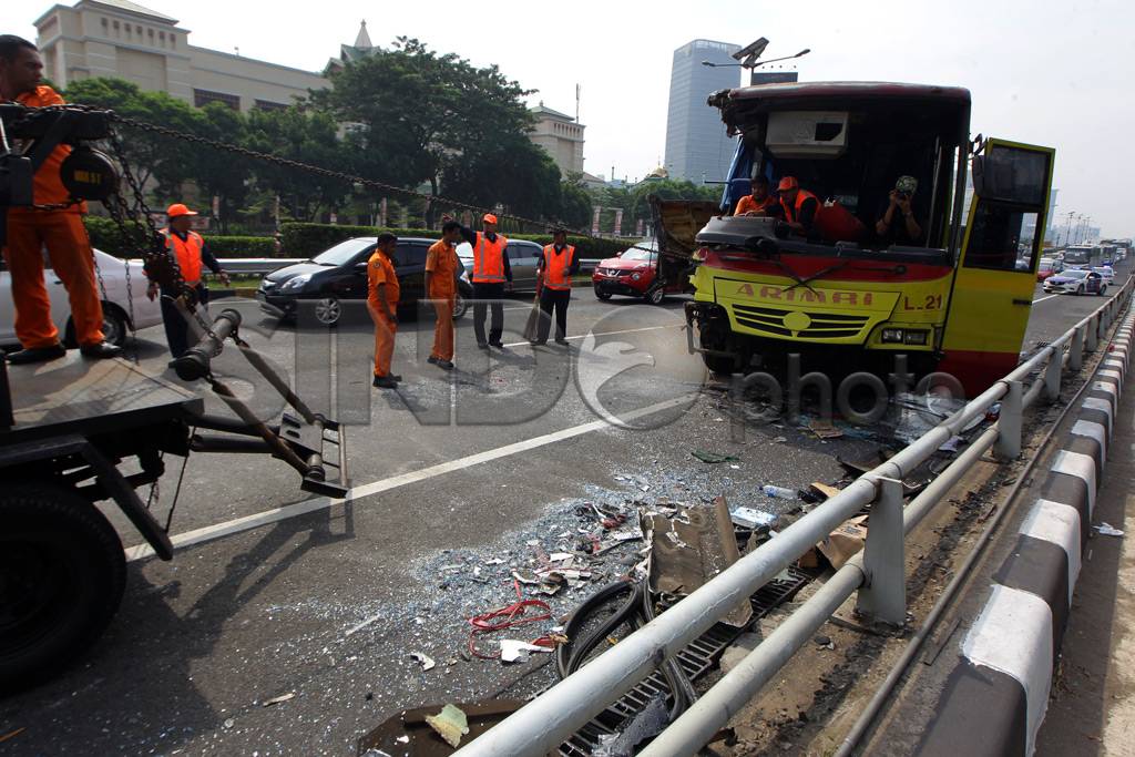 Bus Pembawa Buruh Tabrakan...
