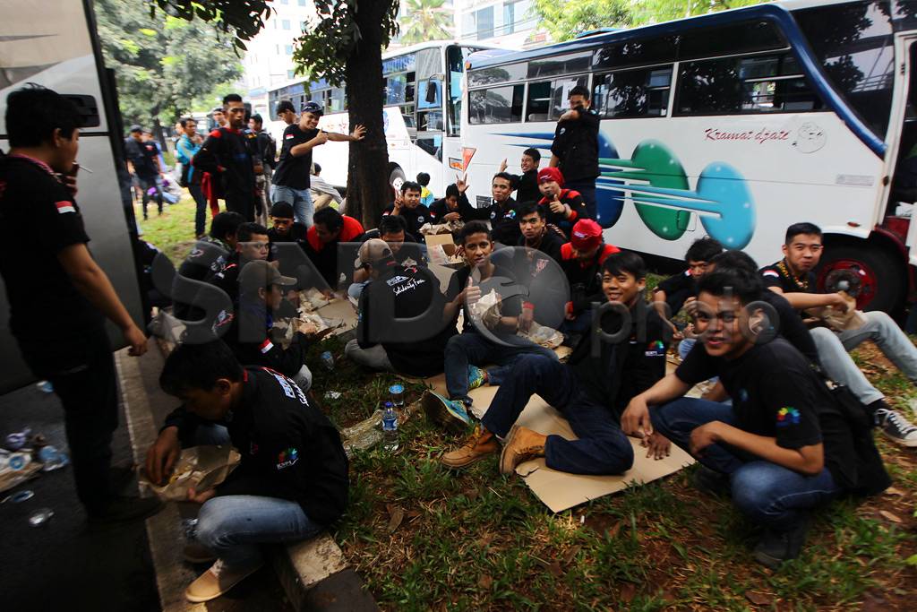 Ratusan Bus Buruh Parkir...