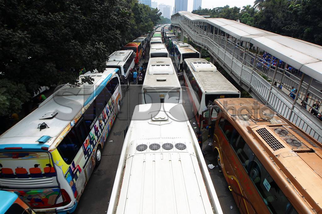 Ratusan Bus Buruh Parkir...