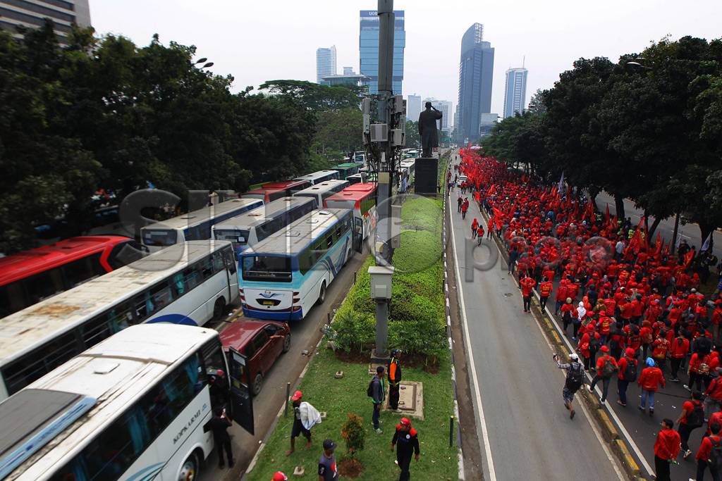 Ratusan Bus Buruh Parkir...