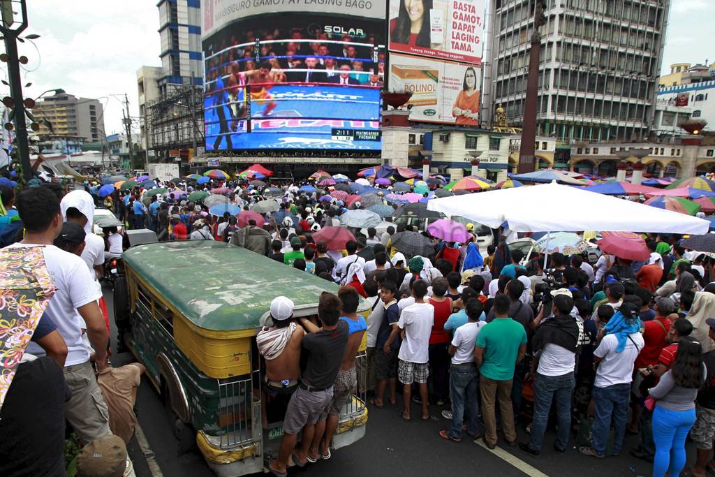 Warga Filipina Nobar...