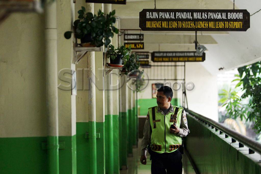 Polisi Jaga Sekolah...