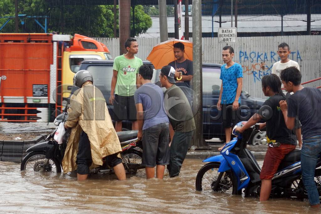 Hujan Deras, Jalan di...