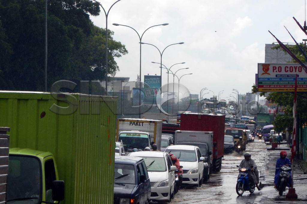 Hujan Deras, Jalan di...