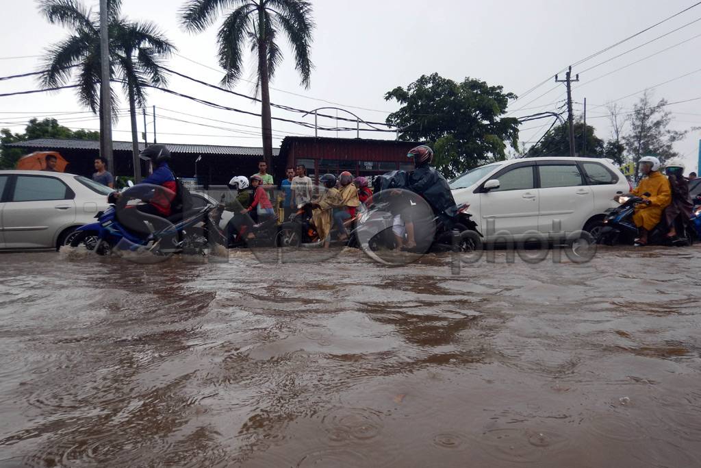 Hujan Deras, Jalan di...