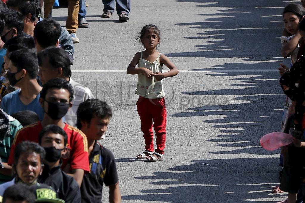 Korban Gempa Nepal Antre...