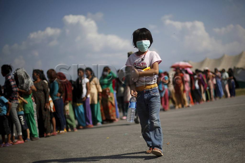 Korban Gempa Nepal Antre...