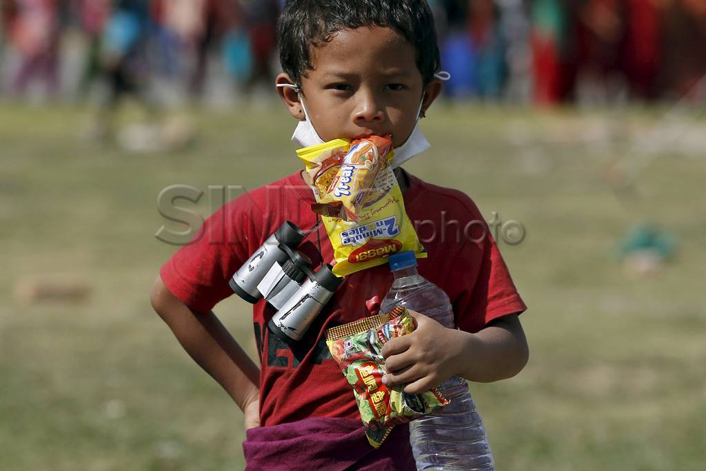 Korban Gempa Nepal Antre...