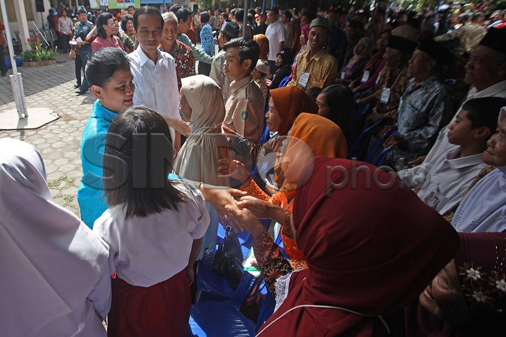 Presiden Jokowi Bagikan...