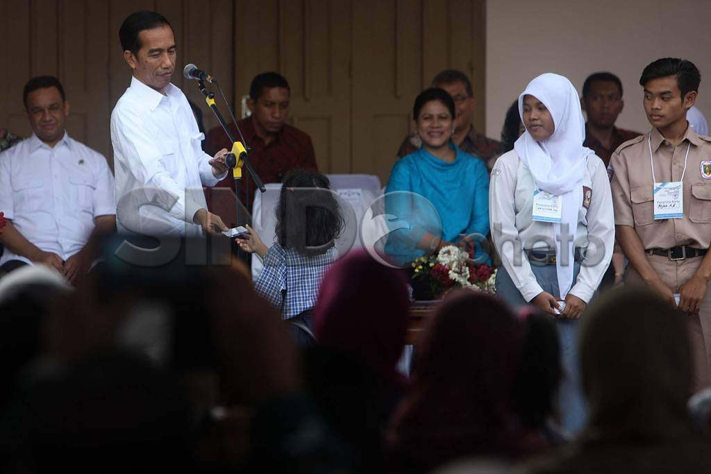 Presiden Jokowi Bagikan...