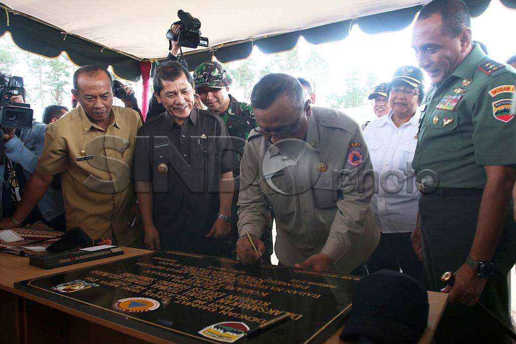 Menteri KLH Serahkan...