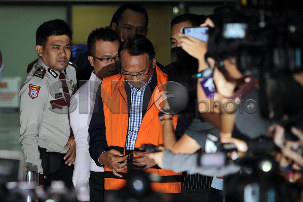 Jero Wacik Kenakan Rompi...
