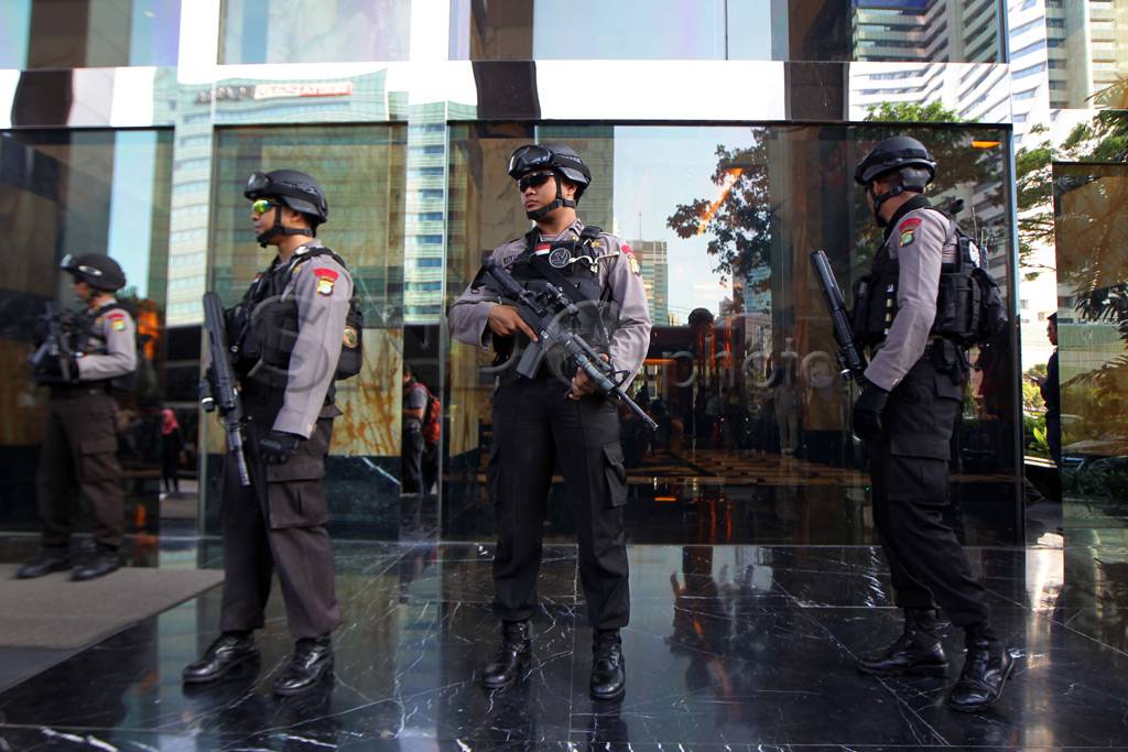 Polisi Bersenjata Lengkap...