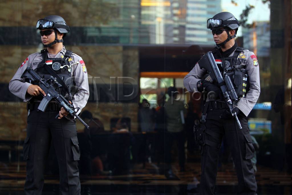 Polisi Bersenjata Lengkap...