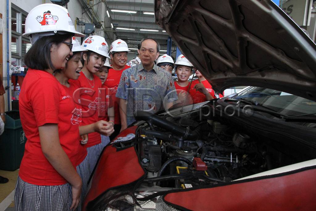 Student Goes to Bengkel