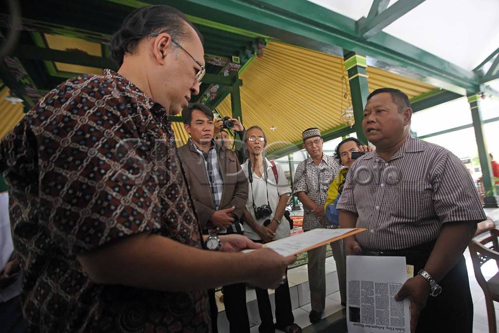 Abdi Dalem Kembalikan...